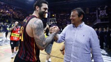 Στα Άνω Λιόσια ο Εργκίν Αταμάν, πανηγύρισε την πρόκριση της Γαλατάσαραϊ στον τελικό του BCL - Βίντεο 