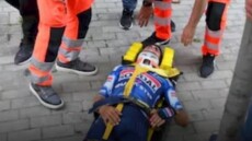 Ποδηλάτης έπεσε πάνω σε κολώνα στον Γύρο της Ιταλίας και μεταφέρθηκε στο νοσοκομείο - Βίντεο 
