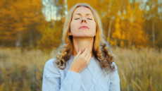 Τεστ: Πόσες φορές μπορείτε να καταπιείτε σε μισό λεπτό; Τι αποκαλύπτει η απάντηση για την υγεία σας