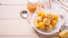 Φτιάχνουμε τρουφάκια λεμονιού με μόλις 5 υλικά