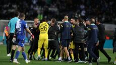 ΠΑΟΚ-ΑΕΚ: Ένταση στο φινάλε του ημιχρόνου με Κεντζιόρα-Λαμέλα