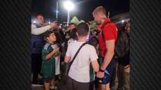 O Πασχαλάκης υπέγραψε αυτόγραφα σε φιλάθλους του Παναθηναϊκού - «Έλα στον ΠΑΟ» του φώναξαν - Βίντεο 