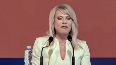 Η Τζάκρη κλαίει στο συνέδριο του κόμματος Κασσελάκη... για τις μίζες και το 1821