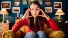 Το απροσδόκητο σωματικό σύμπτωμα που «δείχνει» κατάθλιψη