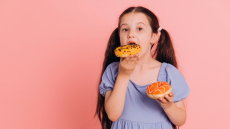 Πέντε λεπτά έκθεσης των παιδιών σε διαφημίσεις πρόχειρου φαγητού οδηγούν σε αύξηση της κατανάλωσης θερμίδων