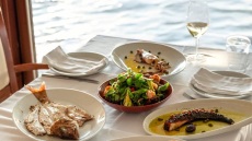 Λάμπρος: Το ιστορικό εστιατόριο της Βουλιαγμένης σε νέα γαστρονομική πορεία 