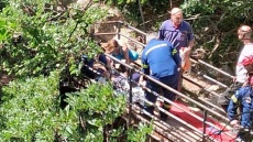 Τραγωδία στη Νέδα: Η μητέρα του 4χρονου ήθελε να βουτήξει κι εκείνη στο κενό