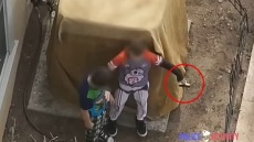 ΗΠΑ: Δύο αγοράκια «παίζουν» με γεμάτο όπλο και αστυνομικοί πυροβολούν στο μέρος τους για να τα εκφοβίσουν