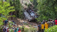 Βίντεο: Λεωφορείο που μετέφερε 70 βουδιστές προσκυνητές συνετρίβη σε χαράδρα στη Σρι Λάνκα - Τουλάχιστον 21 νεκροί 