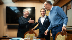 Το Ελιζέ διέψευσε ότι ο Μακρόν έκανε κοκαΐνη με τον Μερτς στο τρένο για το Κίεβο - Τα βίντεο που προκάλεσαν τις θεωρίες συνωμοσίας