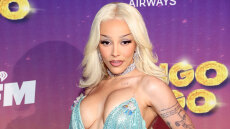 Η Doja Cat εμφανίστηκε με παραμόρφωση στο στήθος λόγω προβλήματος στο εμφύτευμα 