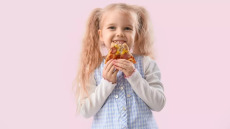 Η έκθεση των παιδιών σε διαφημίσεις πρόχειρου φαγητού αυξάνει την κατανάλωση