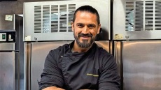 O Δημήτρης Μακρυνιώτης μάς υποδέχεται στη νέα, γλυκιά Routina της Γλυφάδας