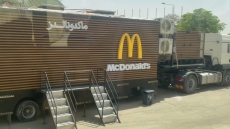 Ντόναλντ Τραμπ: Τον υποδέχθηκαν στη Σαουδική Αραβία με κινητό κατάστημα McDonald’s, δείτε βίντεο