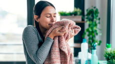 Η δύναμη της μυρωδιάς: Πώς η όσφρηση γίνεται πύλη για τις πιο έντονες αναμνήσεις