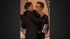 Γουόλτον Γκόγκινς: Το φιλί που αντάλλαξε με τον Τζάστιν Θερού στα Webby Awards - Δείτε βίντεο