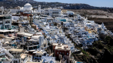 Σαντορίνη: Σε ισχύ τα έκτακτα μέτρα πολιτικής προστασίας - Έλεγχος κυκλοφορίας στο λιμάνι, περιορισμοί σε δημοφιλείς τουριστικές περιοχές