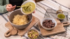 Πάστα, κρέμα ή πραλίνα φιστικιού; Τι χρειάζεστε για να πετύχει το γλυκό σας;