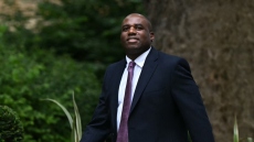 Γάλλος οδηγός ταξί κατηγορείται ότι έκλεψε χρήματα και τις αποσκευές του Βρετανού υπουργού Εξωτερικών - Είπε ότι δεν του πλήρωσαν την κούρσα