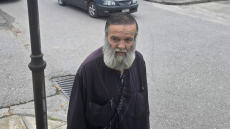 Θρήνος στην κηδεία της 52χρονης στη Λάρισα - Συντετριμμένος ο πατέρας της, «θέλω να ρωτήσω  τον εγγονό μου γιατί το έκανε», δείτε βίντεο