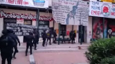 Η στιγμή που αστυνομικοί της ΟΠΚΕ κάνουν έφοδο σε χώρους της Νομικής Αθηνών