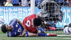 Σε τεχνητό κώμα ο Αβονίγι της Νότιγχαμ Φόρεστ, τραυματίστηκε σε σύγκρουσή του με το δοκάρι - Βίντεο