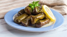 Ντολμαδάκια γιαλαντζί με τρυφερά αμπελόφυλλα - Η παραδοσιακή συνταγή