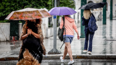 Βροχοπτώσεις και ισχυροί άνεμοι ως το τέλος της εβδομάδας σε ολόκληρη τη χώρα - Πού θα «χτυπήσει» το χαμηλό από την Τυνησία