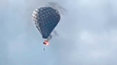 Μεξικό: Η στιγμή που πέφτει στο κενό από δεκάδες μέτρα αφού μπλέχτηκε στα σκοινιά φλεγόμενου αερόστατου
