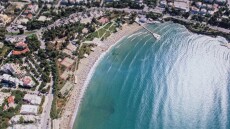 Ποια ηχηρά επιχειρηματικά ονόματα διεκδικούν την «Ακτή Βουλιαγμένης»