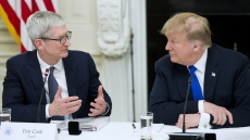 Ο Τραμπ δεν θέλει να μεταφέρει η Apple την παραγωγή της στην Ινδία – «Έχω ένα προβληματάκι με τον Τιμ Κουκ»
