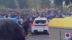 Βίντεο: Αυτοκίνητο έπεσε πάνω σε φιλάθλους πριν από το ματς Εσπανιόλ-Μπαρτσελόνα