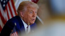 Ο Τραμπ θα ήταν «έτοιμος να συναντηθεί» με Ζελένσκι και Πούτιν στην Τουρκία
