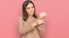 Η νευρική νόσος που «χτυπά» μεταξύ 20 και 40 ετών – Θεωρείται αυτοάνοση