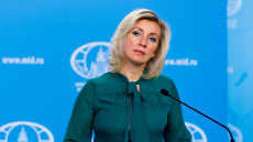 Η Μόσχα ειρωνεύεται τον Μακρόν για το χαστούκι από τη Μπριζίτ: «Ίσως ήταν το χέρι του Κρεμλίνου»