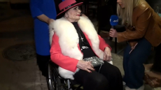 Η Ζωζώ Σαπουντζάκη εμφανίστηκε με αναπηρικό αμαξίδιο: Χτύπησα το πόδι μου, αλλά τώρα είμαι καλά, είπε 
