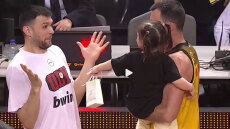 ΑΕΚ-Ολυμπιακός: Η έκπληξη της κόρης του Σκορδίλη στον Κώστα Παπανικολάου - «Για μένα είναι;»