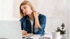 Αυχένας: Οι δύο κακές συνήθειες που τον καταπονούν καθημερινά