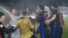 Βίντεο:  Ούτε τα αυτόματα ποτιστικά χάλασαν τη γιορτή των παικτών της Μπαρτσελόνα για το 28ο 
