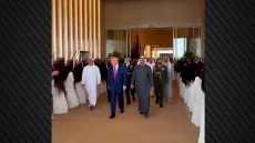 Ντόναλντ Τραμπ στα Ηνωμένα Αραβικά Εμιράτα: Viral η υποδοχή με τις γυναίκες που κουνούσαν πέρα-δώθε τα μαλλιά τους