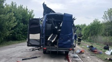 Φρίκη στην Ουκρανία: Λίγες ώρες μετά τις επαφές στην Κωνσταντινούπολη, οι Ρώσοι χτύπησαν λεωφορείο - Αυστηρότερες κυρώσεις ζητά ο Ζελένσκι