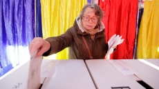Ρουμανία: Στις κάλπες για τον β΄ γύρο των προεδρικών εκλογών, που αναμένεται αμφίρροπος