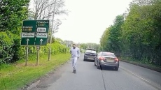 Βρετανία: 24χρονος χωρίς δίπλωμα οδήγησης τραυμάτισε θανάσιμα 65χρονη με το όχημά του και εγκατέλειψε το σημείο - Δείτε βίντεο