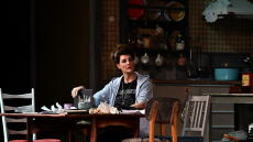 Νία Βαρντάλος: Λαμπερή πρεμιέρα για την παράσταση «αλά ελληνικά» που ανέβασε στο Θέατρο Παλλάς 