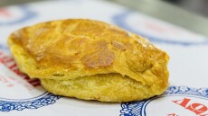 Δωδώνη: Κορυφαία κουρού στο ιστορικό τυροπιτάδικο της Ομόνοιας