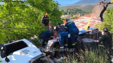 Όχημα αναποδογύρισε στη Στυλίδα - Στήθηκε επιχείρηση απεγκλωβισμού εργαζομένου, δείτε φωτογραφίες 
