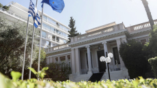 Η κυβέρνηση επιμένει σε θέματα καθημερινότητας που φέρνουν δημοσκοπική ανάκαμψη - Τα «σαμαράκια» στην πορεία και η Προανακριτική