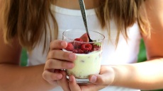 5 ιδιαίτερα επιδόρπια με γιαούρτι για μικρούς και μεγάλους