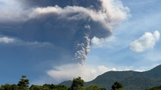 Βίντεο: Συναγερμός στην Ινδονησία για τις πολλαπλές εκρήξεις του ηφαιστείου Λεβοτόμπι Λάκι-Λάκι