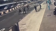 Η στιγμή που η ισπανική αστυνομία σκοτώνει 18χρονο στο αεροδρόμιο της Γκραν Κανάρια